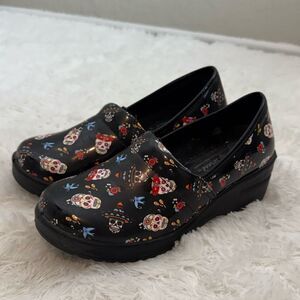Easy Street Slip Resistant Laurie Colorful Skull Pattern Clogs Size 7W